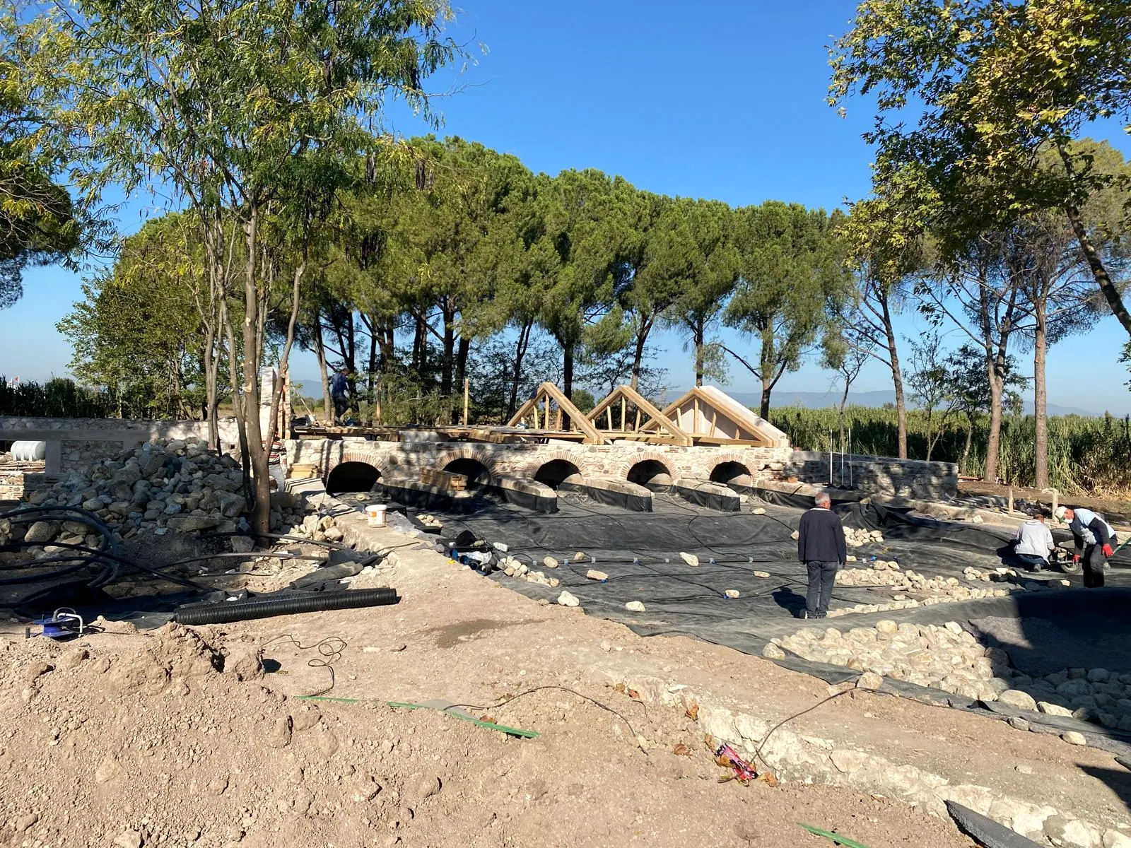 Tuğla kemerli taş duvar, üzerine yerleştirilen ahşap makaslar ve su yalıtım örtülü geniş havuz çukuru